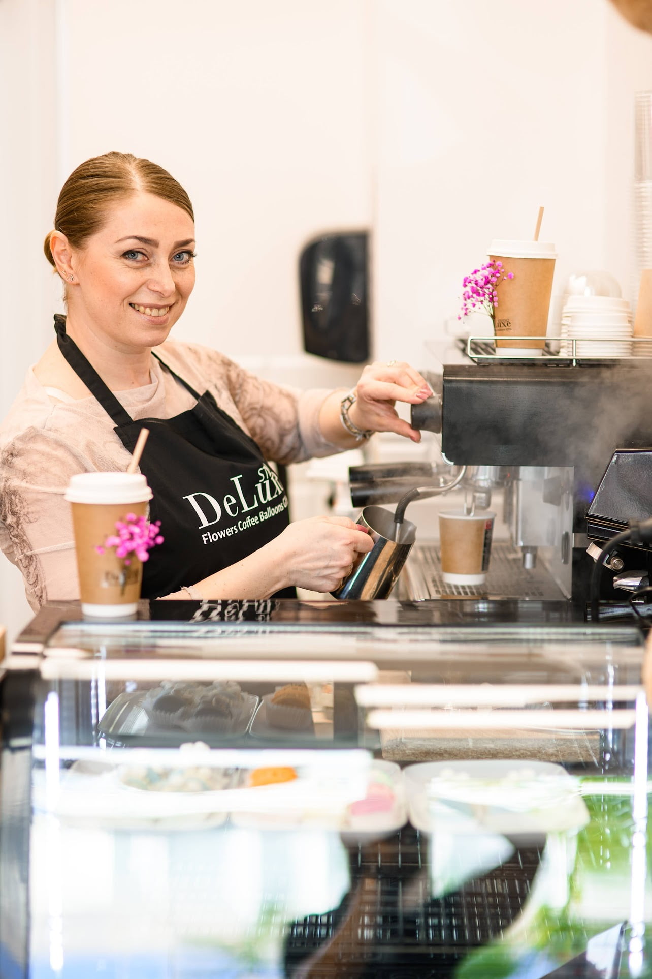 Baristka przygotowująca kawę w kawiarni.