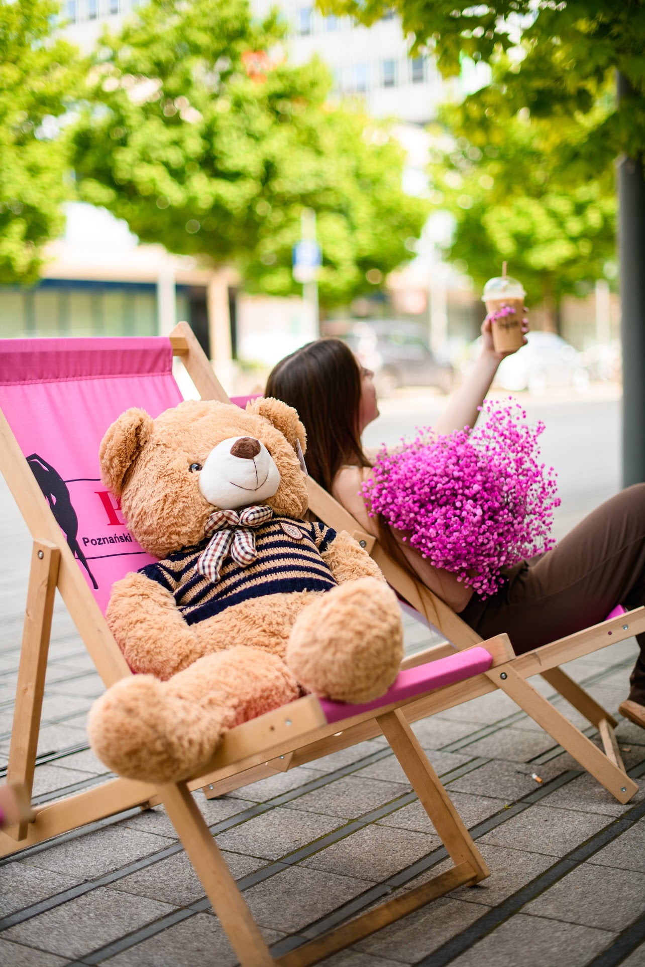 Miś pluszowy i kwiaty na tarasie