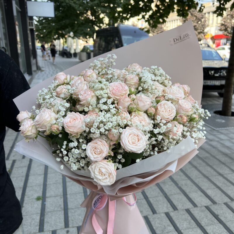 Bukiet z róż Bombastic i gipsówki Studio Deluxe Poznań