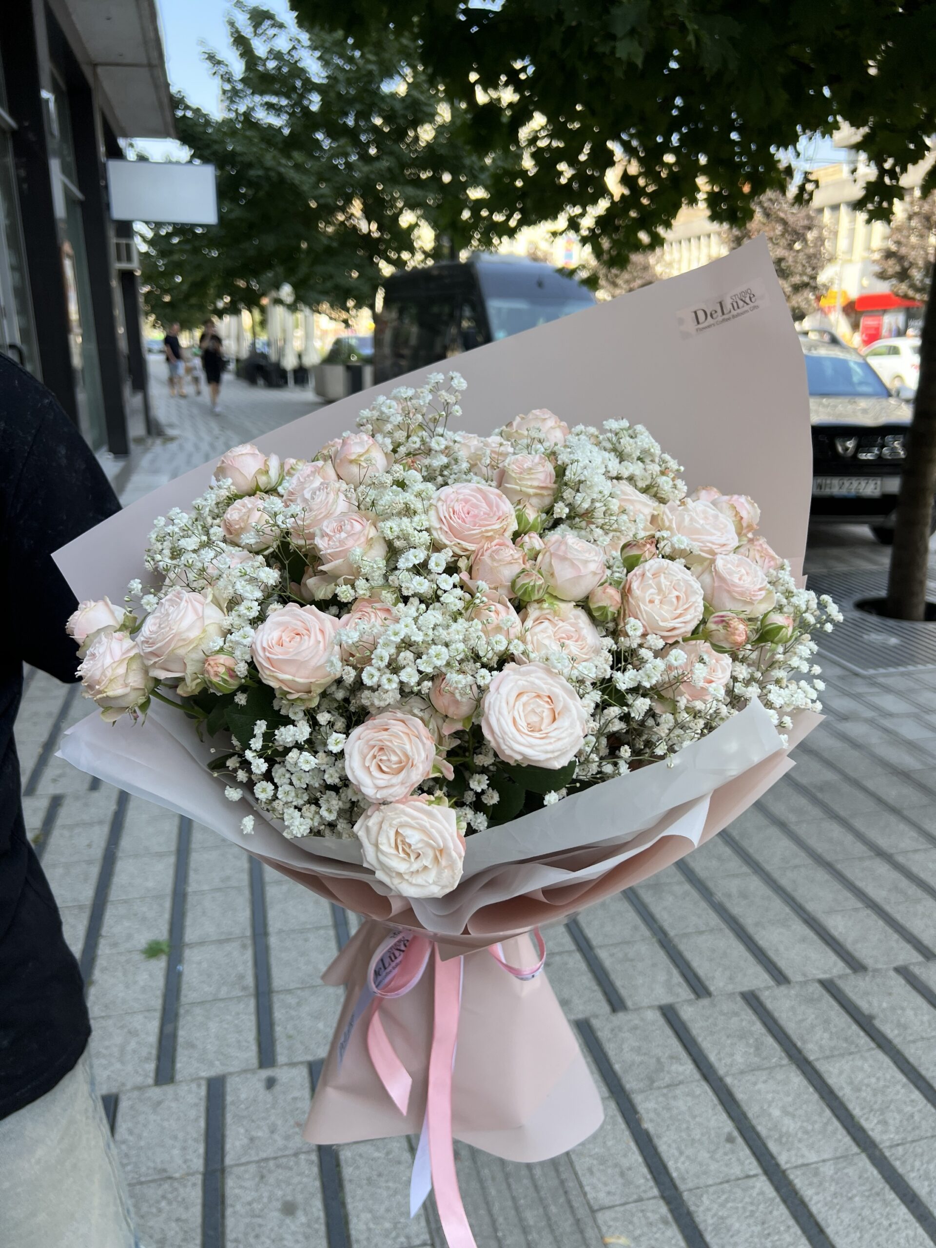 img_5470 Bukiet z róż Bombastic i gipsówki Studio Deluxe Poznań