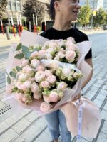 Bukiet z galązkowymi różami Bombastik i eukaliptusem - obrazek 3