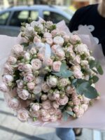 Bukiet z galązkowymi różami Bombastik i eukaliptusem - obrazek 2