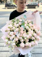 Bukiet z gałązkowymi różami Bombastik i eukaliptusem. Zamów z dostawą w Poznaniu – Studio Deluxe.