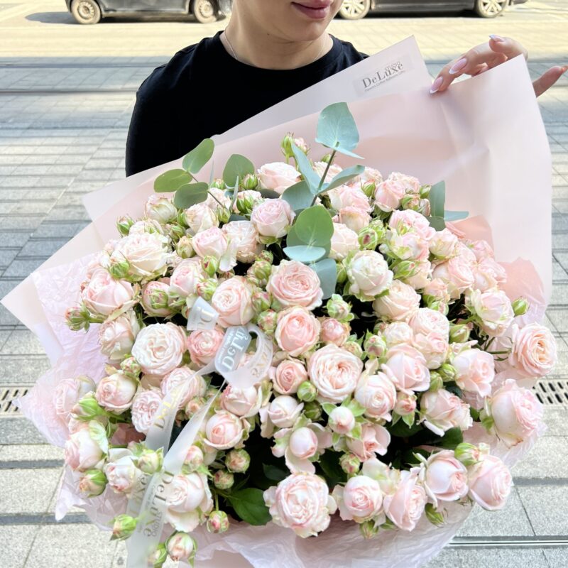 Bukiet z gałązkowymi różami Bombastik i eukaliptusem. Zamów z dostawą w Poznaniu – Studio Deluxe.