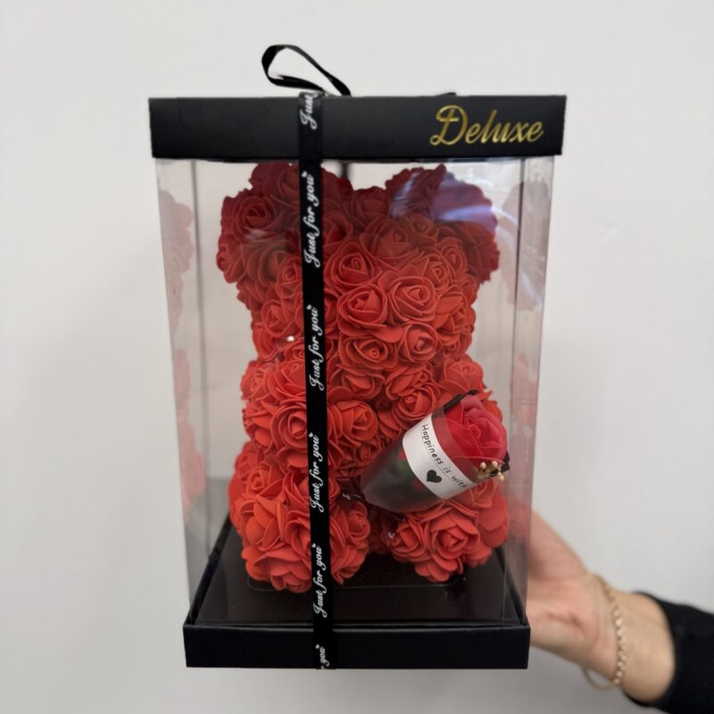 Miś z róż – uroczy prezent z piankowych kwiatów, symbol miłości i elegancji w Studio Deluxe Poznań.