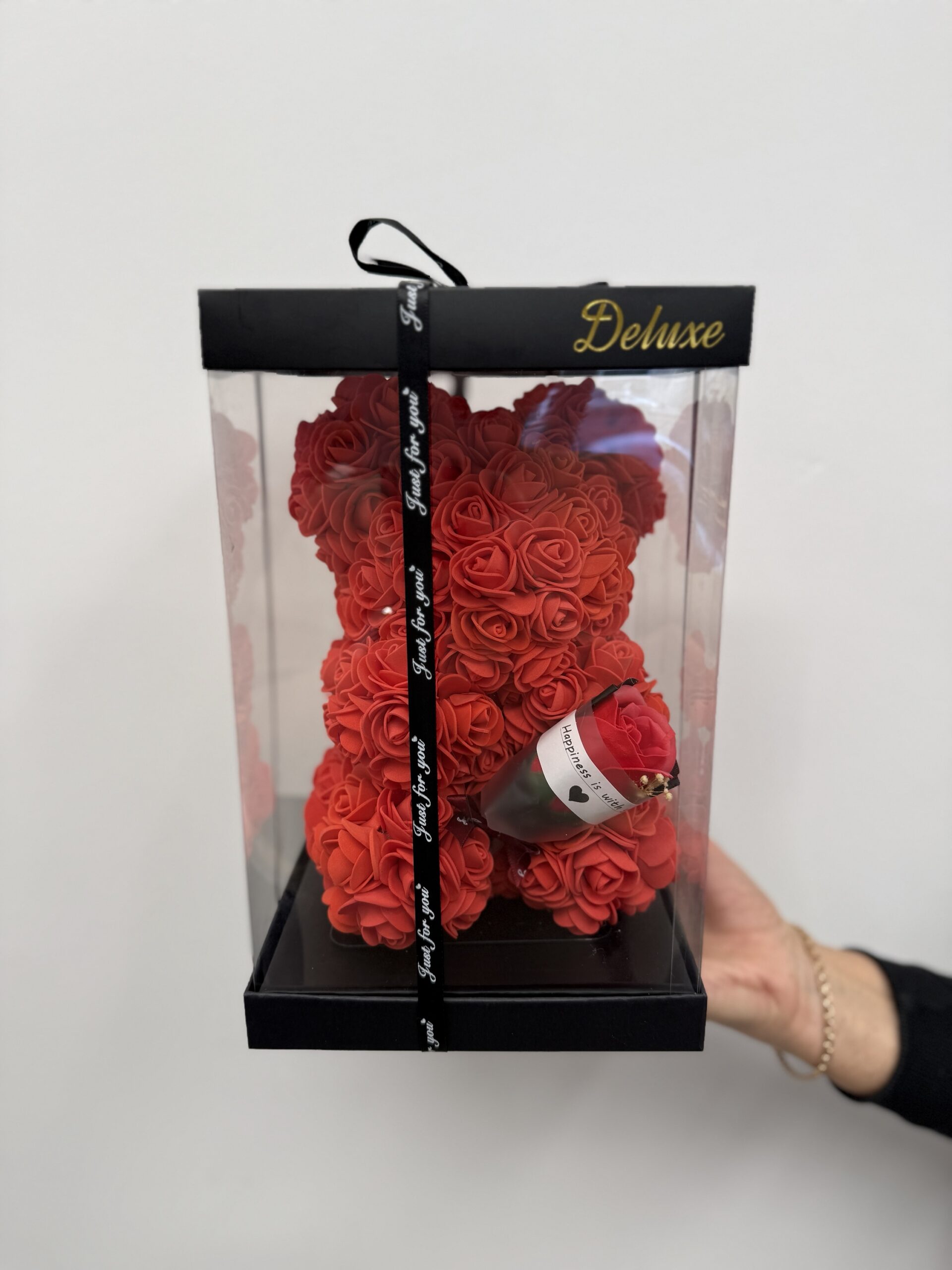 img_1393-2 Miś z róż – uroczy prezent z piankowych kwiatów, symbol miłości i elegancji w Studio Deluxe Poznań.