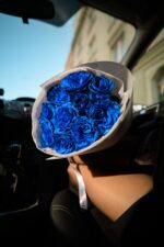 Bukiet granatowych róż - obrazek 2