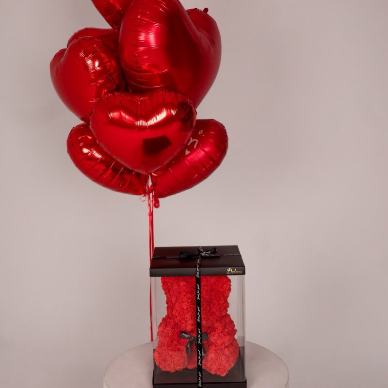 Miś ze sztucznych róż i 7 balonów w kształcie serc – zestaw prezentowy Studio Deluxe Poznań.