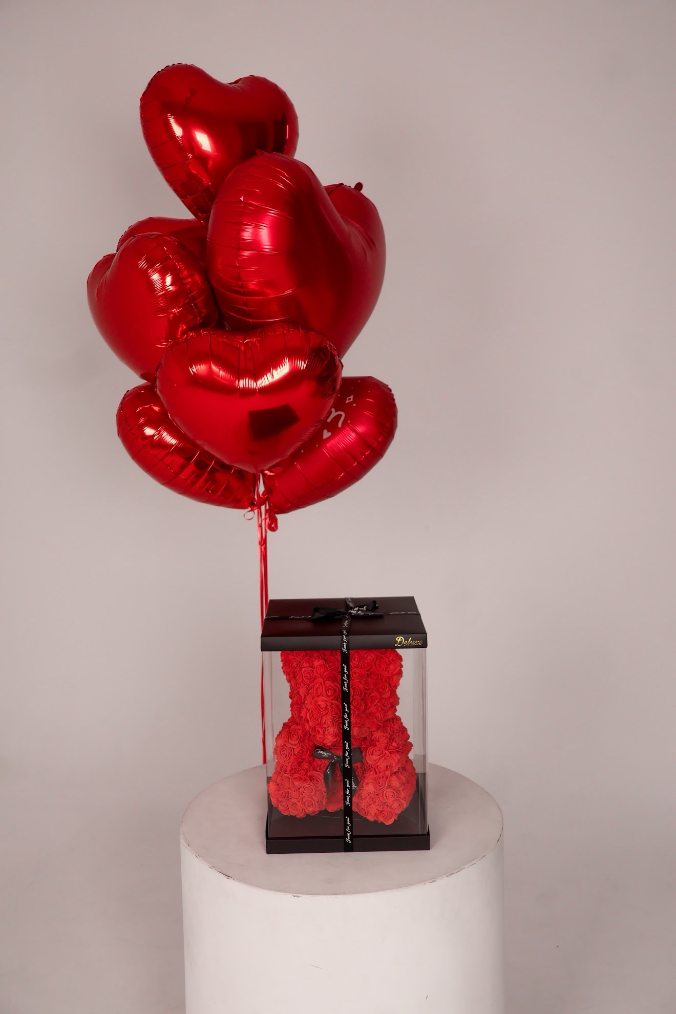img_2779 Miś ze sztucznych róż i 7 balonów w kształcie serc – zestaw prezentowy Studio Deluxe Poznań.