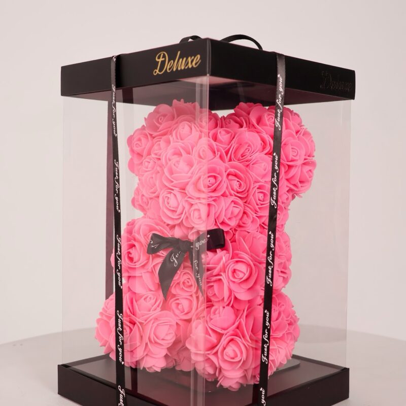 Miś z róż różowych – romantyczny prezent pełen miłości i uroku, dostępny w Studio Deluxe Poznań.