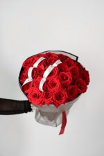 Bukiet czerwonych róż Explorer 25 szt - obrazek 3