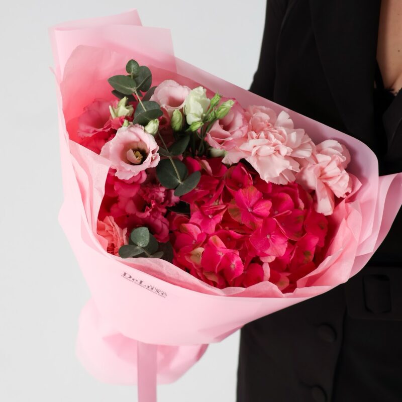 Bukiet Romantyczny w odcieniach różu i pastelowej zieleni – kompozycja Studio Deluxe Poznań.