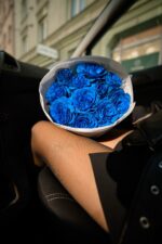 Bukiet granatowych róż - obrazek 4