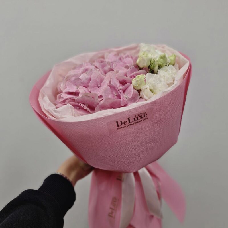 Bukiet z hortensji i eustomą w pastelowych kolorach – kompozycja Studio Deluxe Poznań.