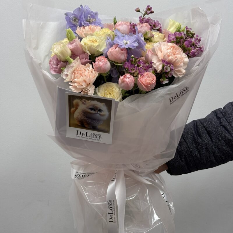 Bukiet z eustomy, goździków i delfinium Poznań