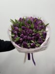 Bukiet fioletowych tulipanów