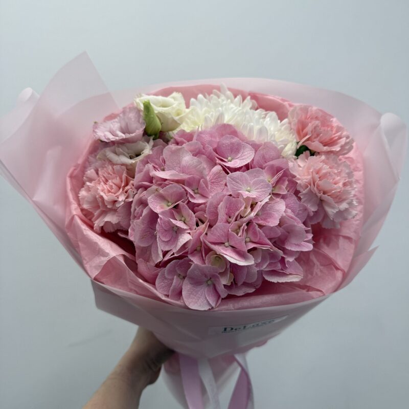 Bukiet z hortensji, eustomy, chryzantem i goździków w pastelowych barwach – kompozycja Studio Deluxe Poznań.