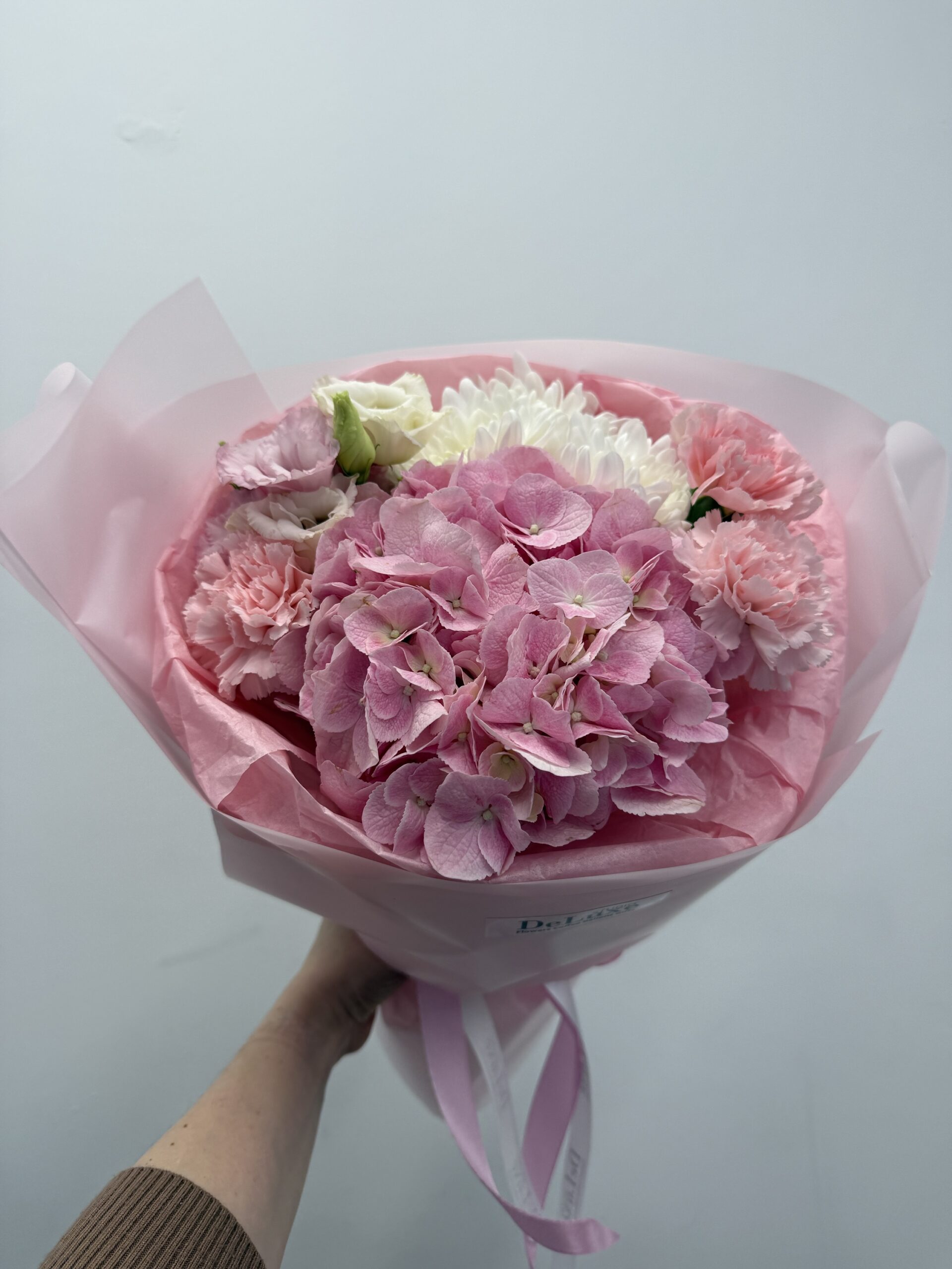 img_6314-2 Bukiet z hortensji, eustomy, chryzantem i goździków w pastelowych barwach – kompozycja Studio Deluxe Poznań.