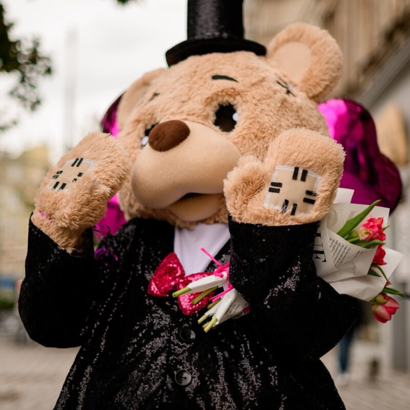 Dostawa w Poznaniu z Misiem-Panem DeLuksikiem w Poznaniu – Studio Deluxe