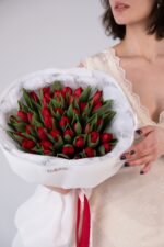 Bukiet z 51 czerwonych tulipanów - obrazek 2