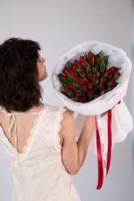 Bukiet z 51 czerwonych tulipanów - obrazek 5