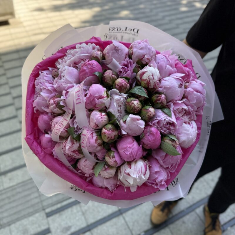Bukiet różowych piwonii pełen pąków Studio Deluxe