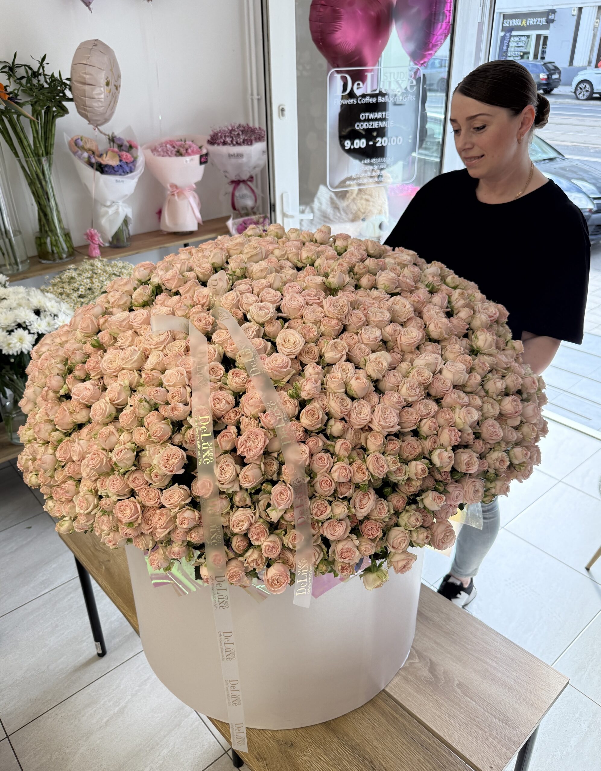 img_0209 Bukiet 301 gałązkowych róż w pudełku – luksusowy prezent od Studio Deluxe