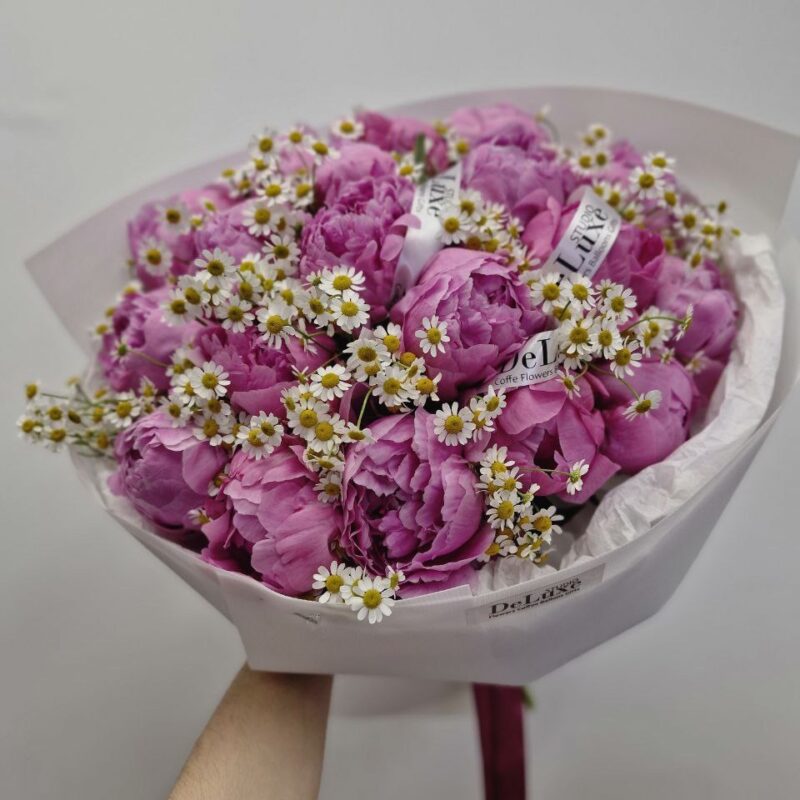 Bukiet z piwonii i rumianku w naturalnym stylu Studio Deluxe