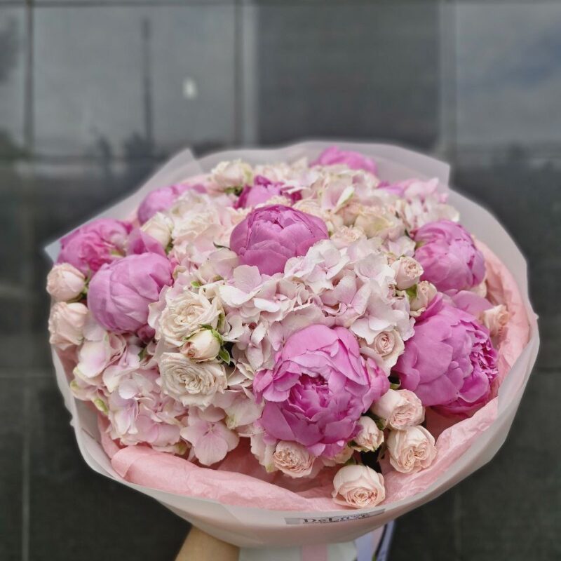 Bukiet z hortensji, piwonii i róż gałązkowych w pastelowych odcieniach