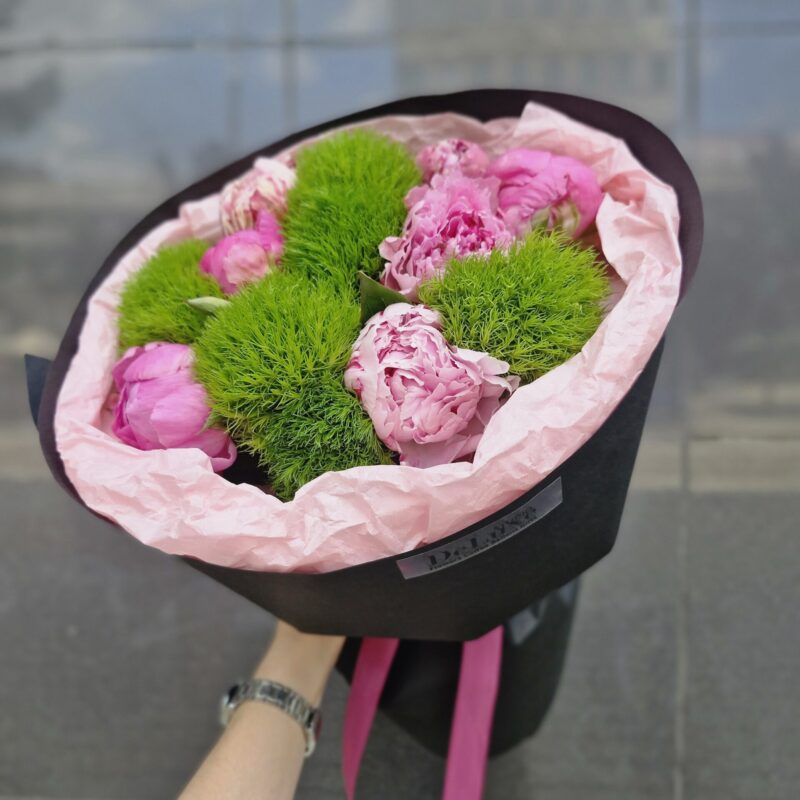 Bukiet z piwonii i zielonych goździków kiwi w pastelowej oprawie