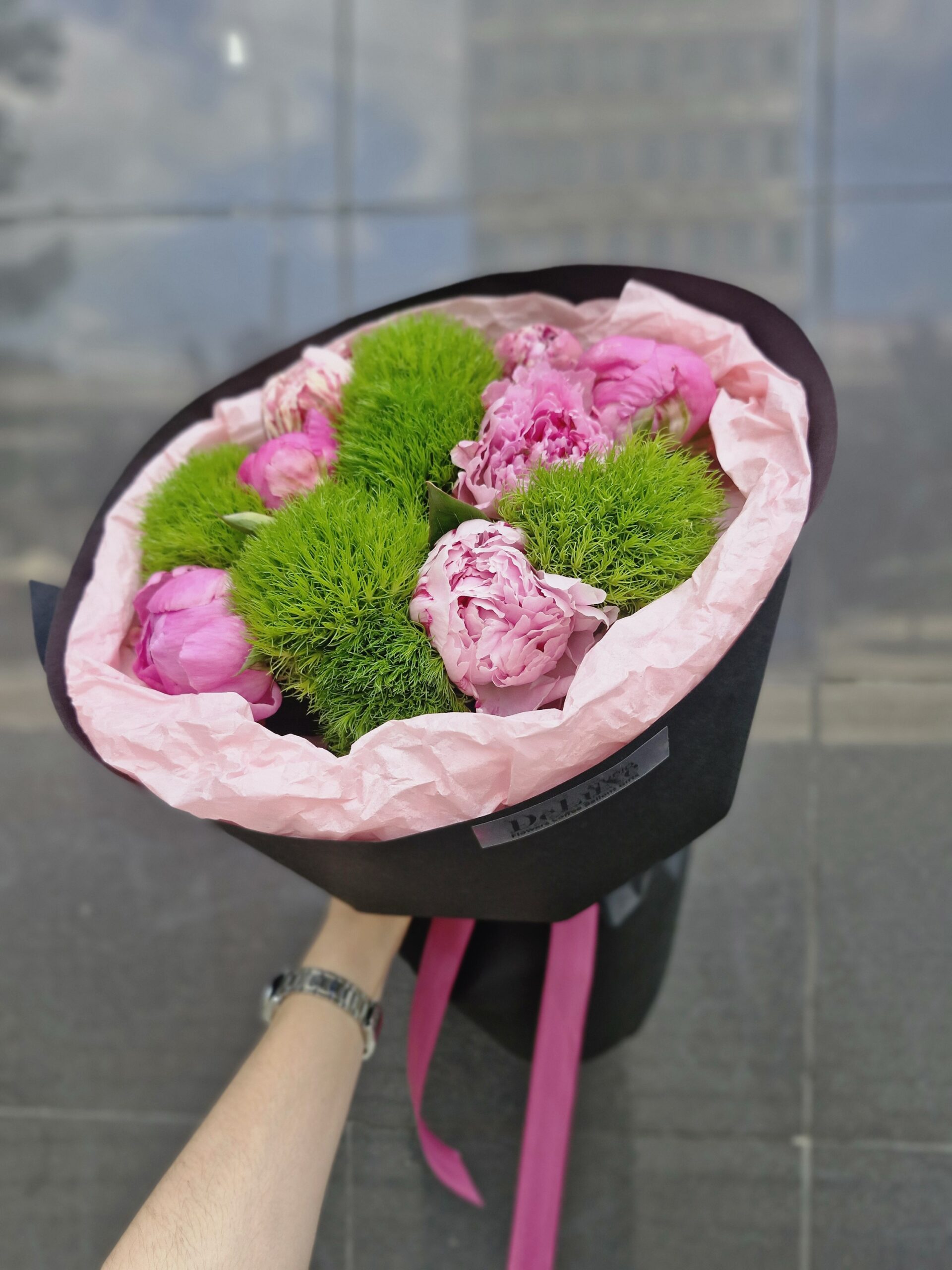 img_0858 Bukiet z piwonii i zielonych goździków kiwi w pastelowej oprawie