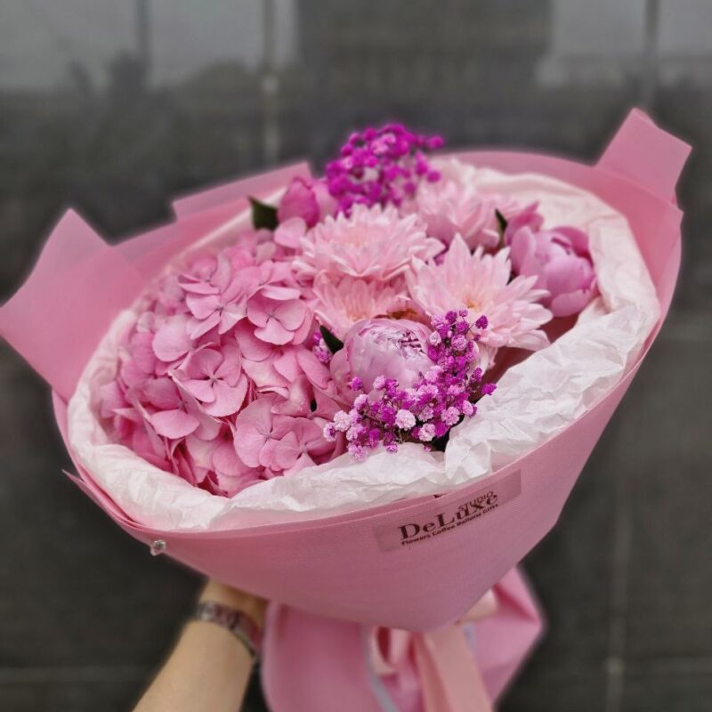 Różowy bukiet z hortensji, chryzantem, gipsówki i piwonii to romantyczna i elegancka kompozycja