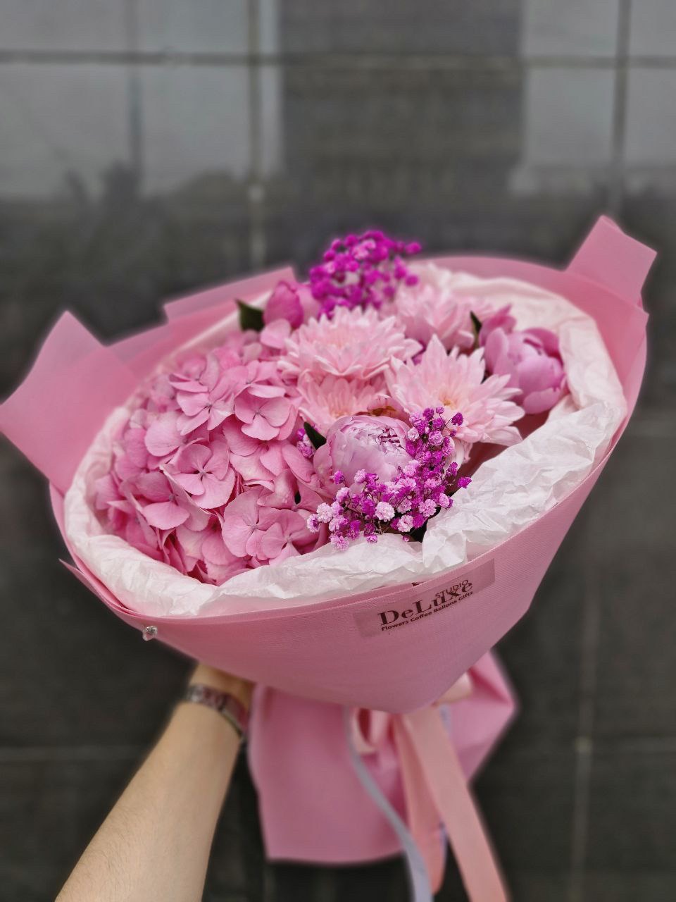 img_0956 Różowy bukiet z hortensji, chryzantem, gipsówki i piwonii to romantyczna i elegancka kompozycja