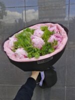 Bukiet z piwonii i goździków kiwi - obrazek 2
