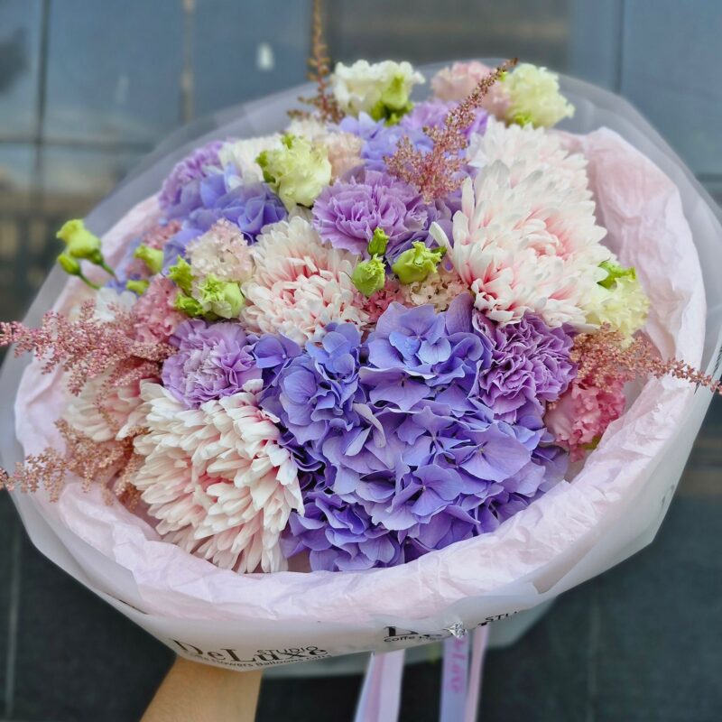 Bukiet z hortensji, chryzantem, goździków, eustomy i astilby – pastelowa kompozycja