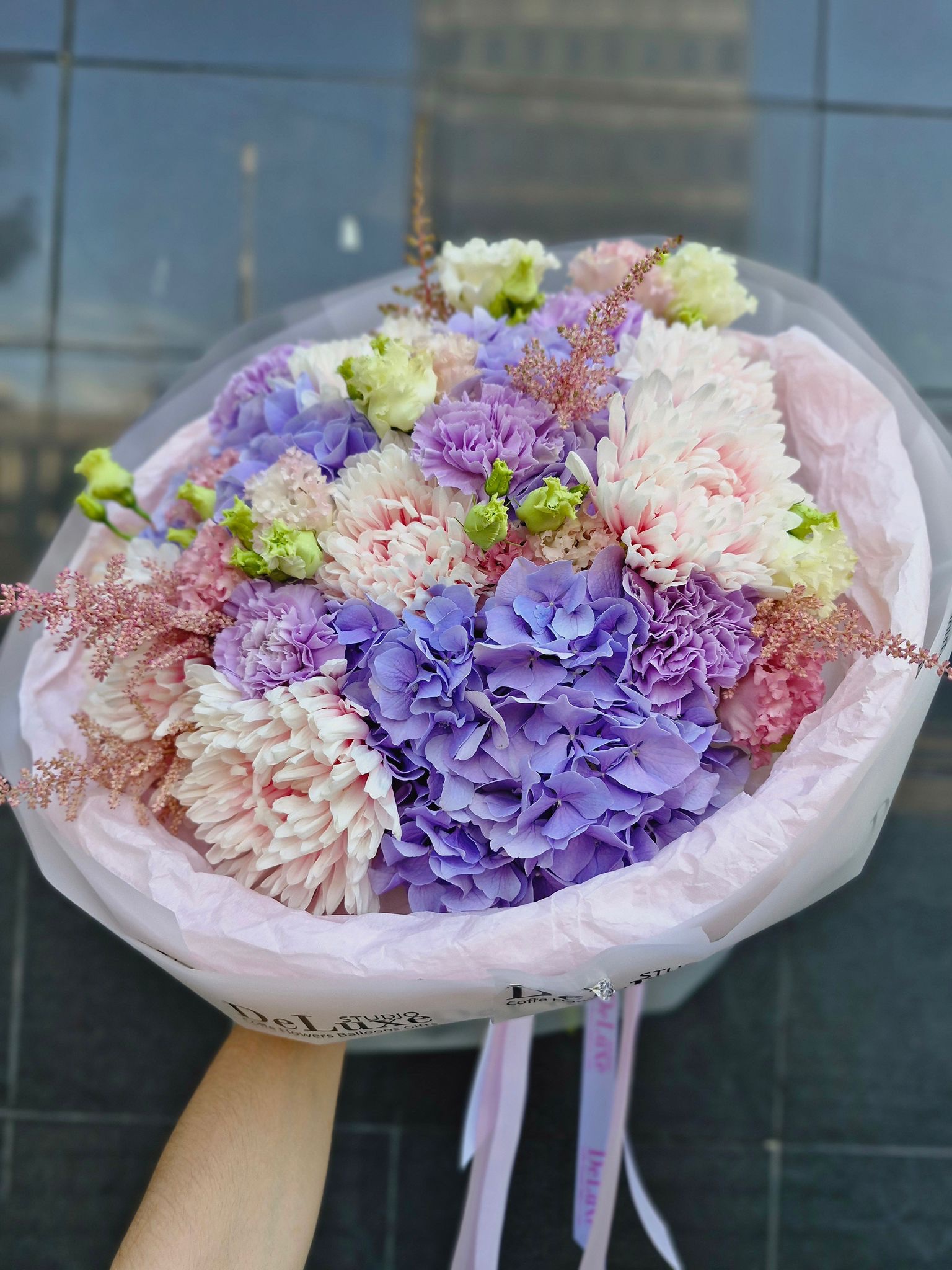 44aaa09e-4ded-464e-8fa1-0217dfccd31a-2 Bukiet z hortensji, chryzantem, goździków, eustomy i astilby – pastelowa kompozycja