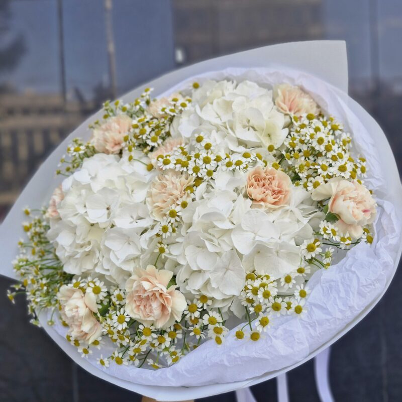 bukiet hortensji i goździków z nutą rumianku Studio Deluxe Poznań