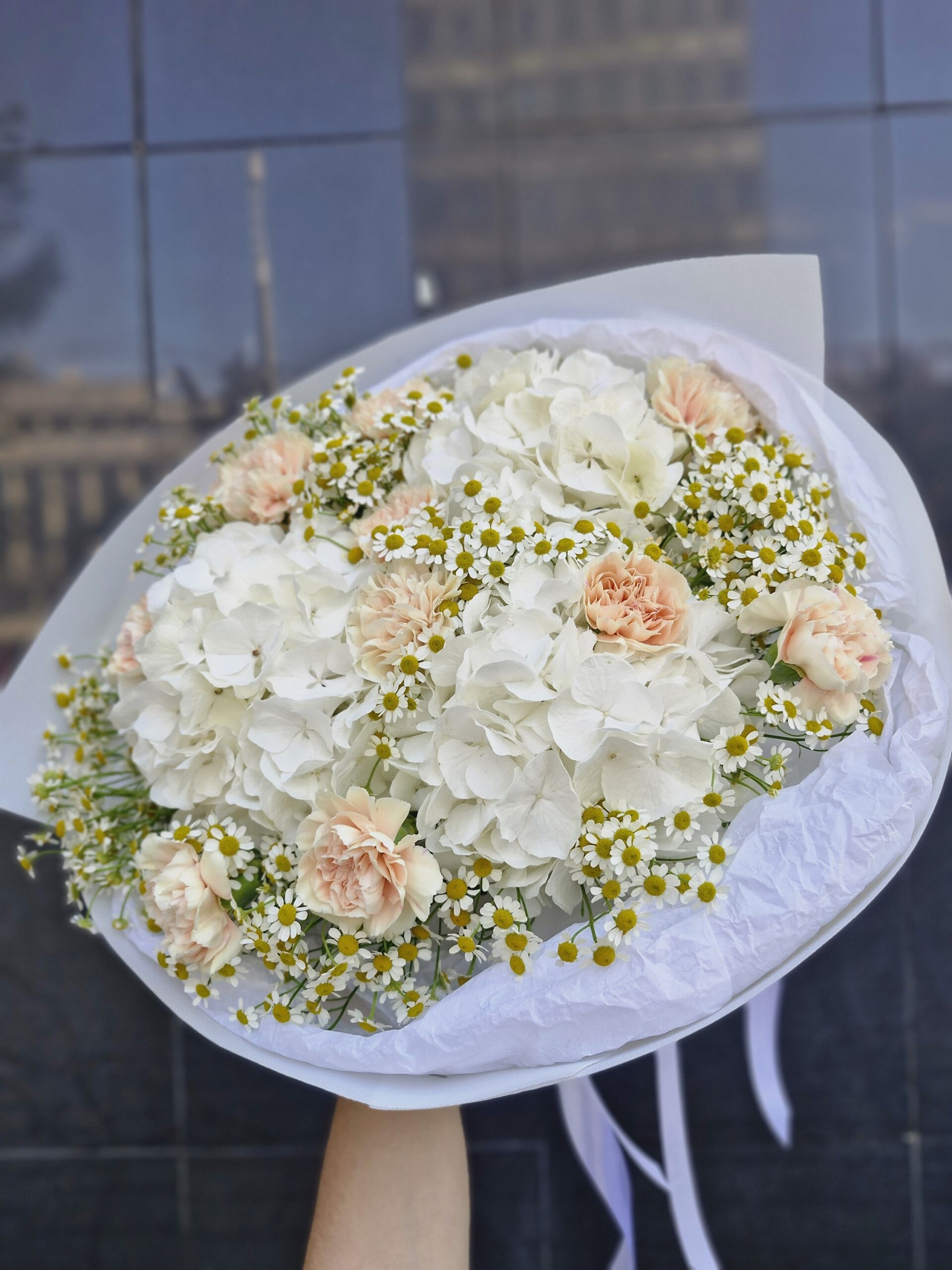 img_4064 bukiet hortensji i goździków z nutą rumianku Studio Deluxe Poznań