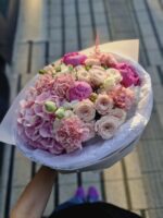 Bukiet piwonii, goździków, róż i hortensji - obrazek 3