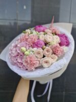 bukiet piwonii, goździków, róż i hortensji Studio Deluxe Poznań