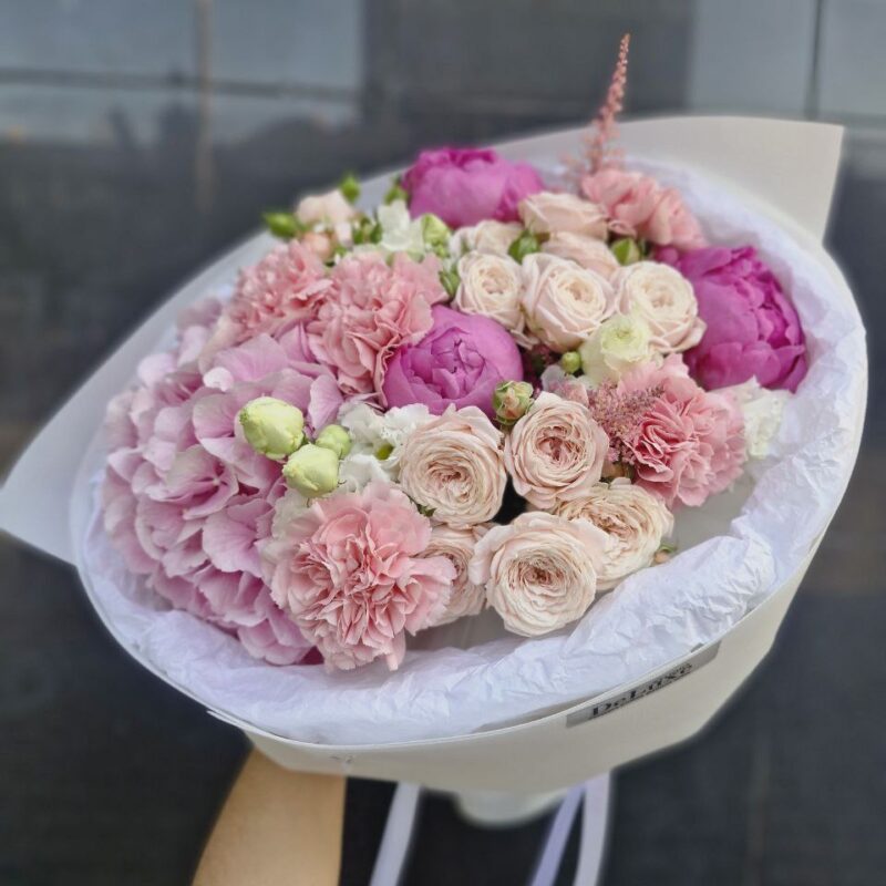 bukiet piwonii, goździków, róż i hortensji Studio Deluxe Poznań