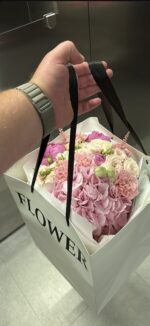 Bukiet piwonii, goździków, róż i hortensji - obrazek 2