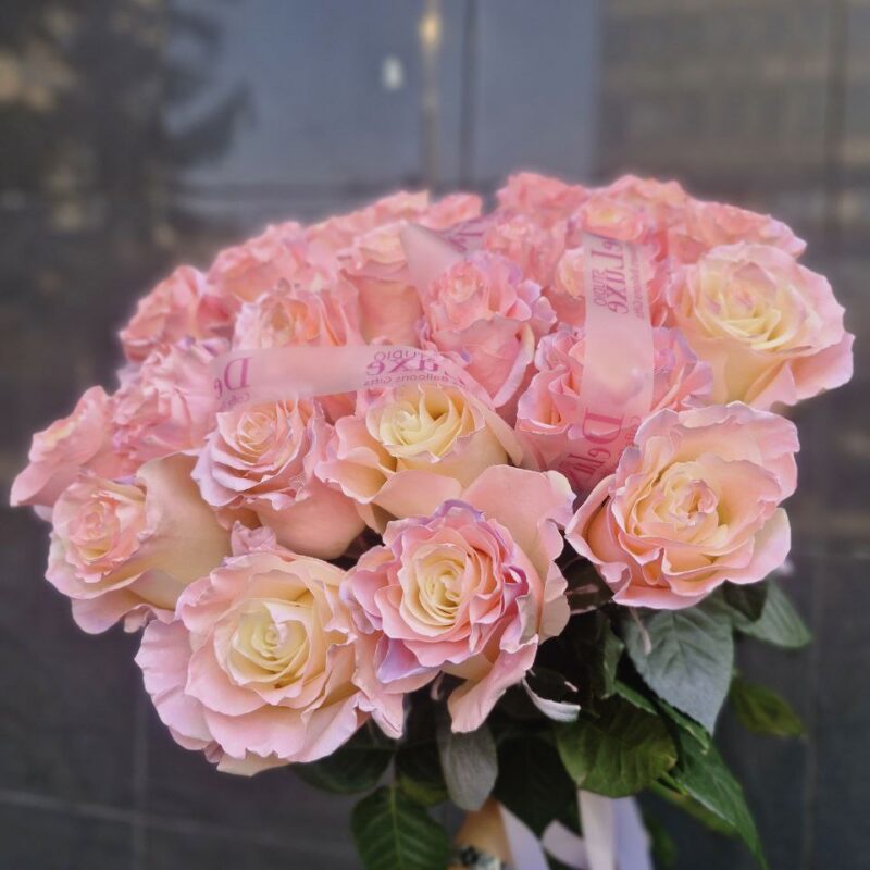 Bukiet z kolorowej róży – tęczowa kompozycja z 25 kwiatów