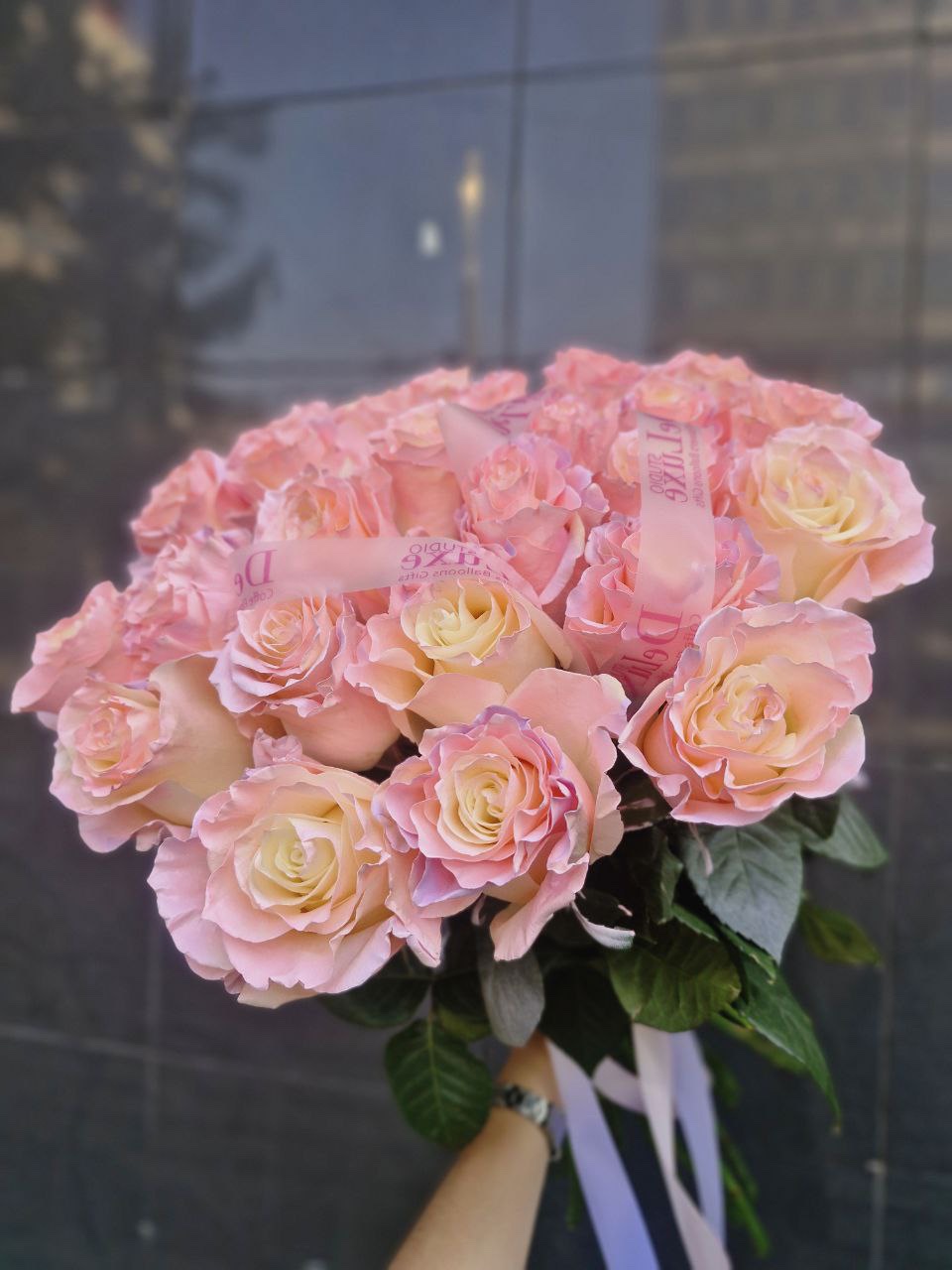 img_4553 Bukiet z kolorowej róży – tęczowa kompozycja z 25 kwiatów