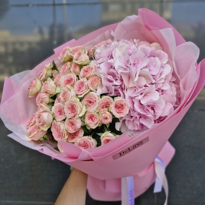 Bukiet z hortensją i różami gałązkowymi – romantyczna kompozycja kwiatowa