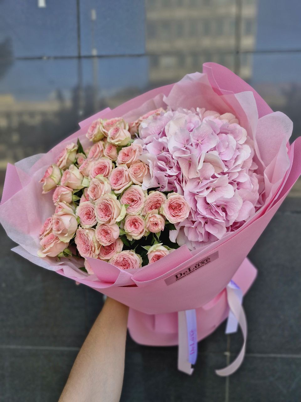 img_4561-2 Bukiet z hortensją i różami gałązkowymi – romantyczna kompozycja kwiatowa