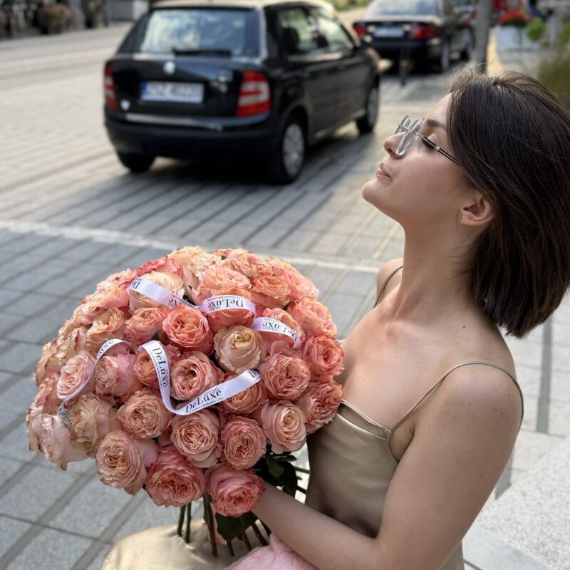 Bukiet róż Princessa Kroun – elegancka kompozycja z 49 pastelowych kwiatów