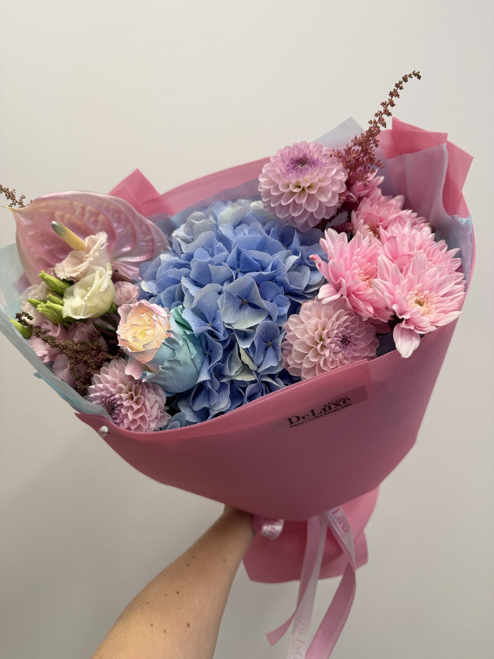 img_4945 Bukiet z hortensji, dalii, róż i anturium – luksusowa kompozycja w pastelowych odcieniach