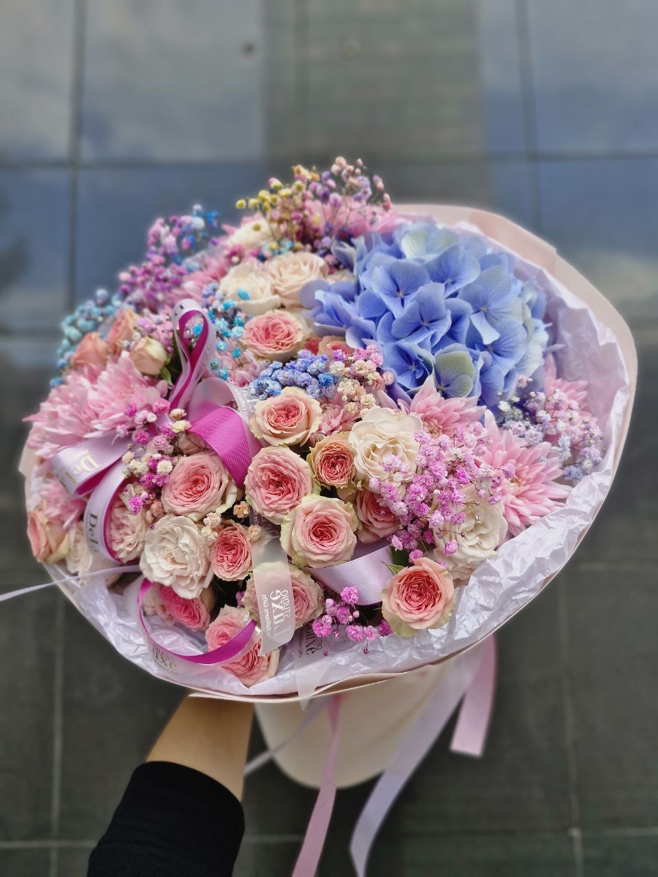 img_5085 Bukiet z hortensji, róż gałązkowych, chryzantem i gipsówki – pastelowa kompozycja