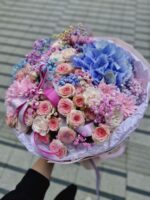 Bukiet z hortensji, galązkowymi różami, chryzantemami , gipsówką - obrazek 2